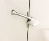 Handtag för låsning av dörr till sittbadkar