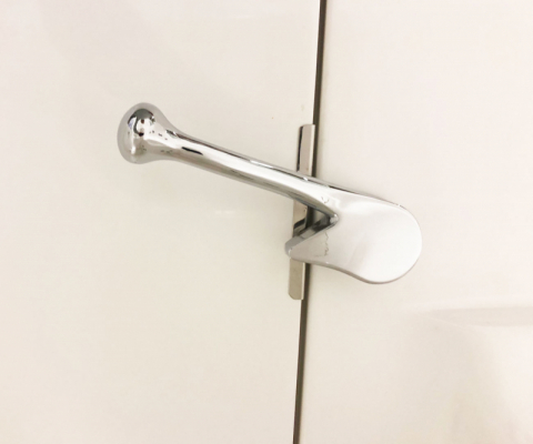 Handtag för låsning av dörr till sittbadkar i gruppen Badrum / Tillbehör badrum / Reservdelar / Badkar hos Trygghandel Sverige AB (trpart106)