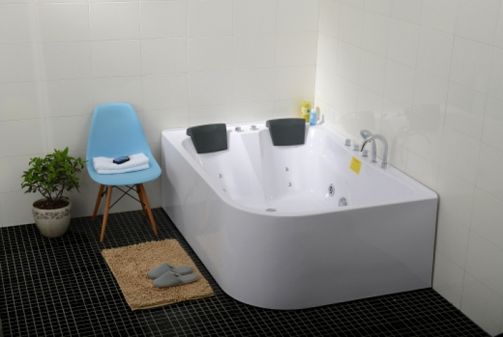 Bubbelbadkar - Adria vänster i gruppen Badrum / Badkar / Bubbelbadkar hos Trygghandel Sverige AB (YSL844SX)