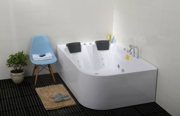 Bubbelbadkar - Adria i gruppen Badrum / Badkar / Bubbelbadkar hos Trygghandel Sverige AB (YSL844SXr)